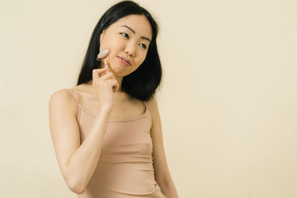 Massage mặt tại nhà: 10 phút mỗi tối cho gương mặt thư giãn