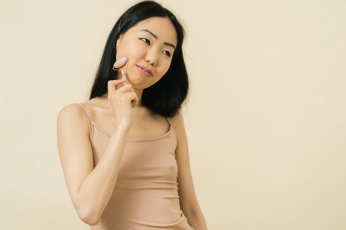 Massage mặt tại nhà: 10 phút mỗi tối cho gương mặt thư giãn